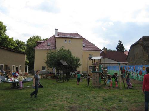 Hřiště za domem slouží klientům ke hře i odpočinku