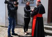 Pan kardinál poskytl televiznímu štábu interview