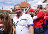 A toto je náš opékač klobás, dnes na pozici kuchtíka, dobrovolník Maťo